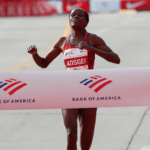 La keniata Brigid Kosgei cruza la meta en el Maratón de Chicago