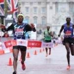 Kitata cruza la línea de meta en Maratón de Londres 2020